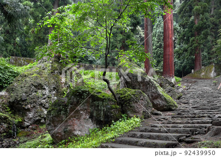 風の群馬気まま旅(妙義山「白雲山」を御神体とする妙義神社。本殿より石段を降りる妙義の岩々が見送る。) 風の群馬気まま旅(妙義山「白雲山」を御神体とする妙義神社。本殿より石段を降りる妙義の岩々が見送る。) 92439950