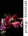 黒背景の花束 92440186
