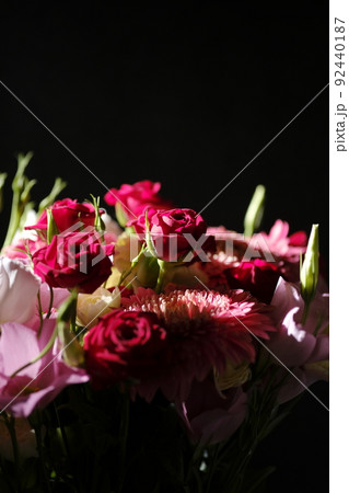 黒背景の花束 黒背景の花束 92440187
