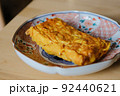 器に乗った卵焼き 92440621