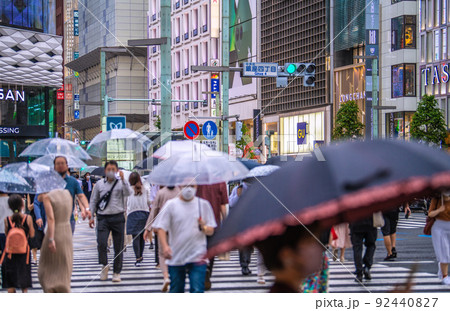 日本の東京都市景観 18万超全国過去最多。BA.5の悪夢…東京初3万超。暗雲迫る雨の銀座＝7月21日 92440827