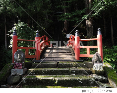 群馬・迦葉山 迦葉山龍華院弥勒護国寺 洗心池に架かる橋と迦葉堂への石段 群馬・迦葉山 迦葉山龍華院弥勒護国寺 洗心池に架かる橋と迦葉堂への石段 92440981