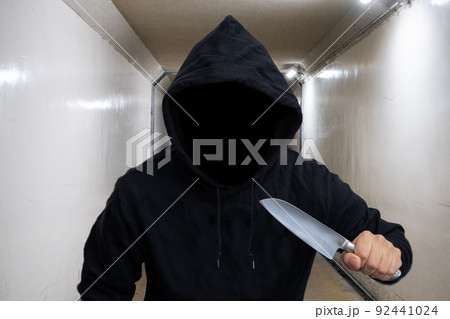 夜のトンネルに現れた刃物を持つ人物 92441024