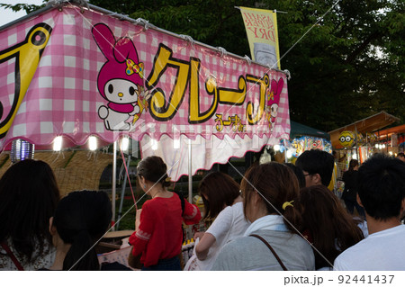 夏祭りの屋台　クレープ屋さんに並ぶ人々 92441437