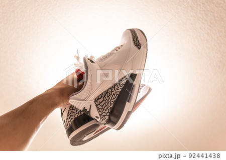 天井のライトをバックライトに撮影したエアジョーダン 92441438