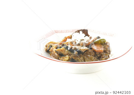八角形の中華皿に盛り付けられた麻婆茄子を白背景で撮影 92442103