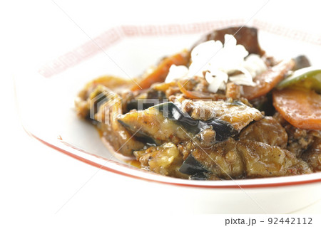 八角形の中華皿に盛り付けられた麻婆茄子を白背景で撮影 92442112