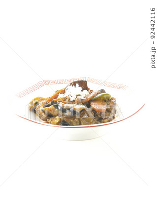 八角形の中華皿に盛り付けられた麻婆茄子を白背景で撮影 92442116