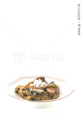 八角形の中華皿に盛り付けられた麻婆茄子を白背景で撮影 92442118