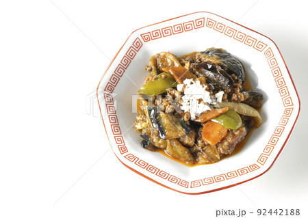 八角形の中華皿に盛り付けられた麻婆茄子を白背景で俯瞰撮影 92442188