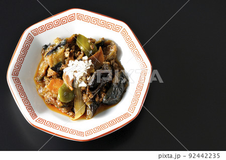 八角形の中華皿に盛り付けられた麻婆茄子を黒背景で俯瞰撮影 八角形の中華皿に盛り付けられた麻婆茄子を黒背景で俯瞰撮影 92442235