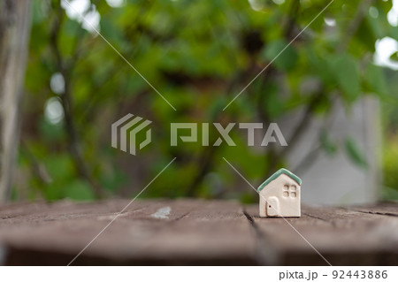 小さなかわいい青色の屋根の素焼き陶器のおうち 92443886