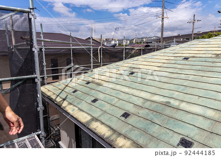築25年の一戸建ての、色あせて汚くなった屋根の葺き替え工事をするために足場を立てたところ 92444185