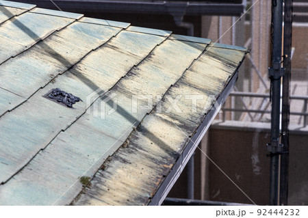 築25年の一戸建ての、色あせて汚くなった屋根の葺き替え工事をするために足場を立てたところ 92444232