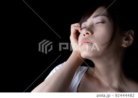 若い女性　クールビューティー 92444482