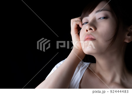 若い女性　クールビューティー 92444483