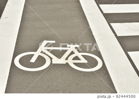 横断歩道の中の自転車横断帯 92444500