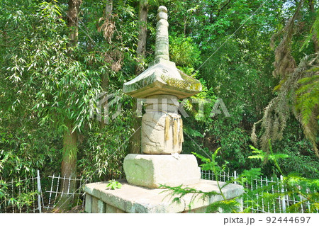 晴れた夏の日の林にたたずむ国指定重要文化財の後鳥羽上皇御影塔4　岡山県倉敷市 92444697