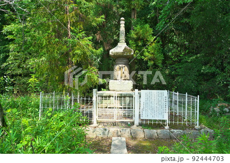 晴れた夏の日の林にたたずむ国指定重要文化財の後鳥羽上皇御影塔8　岡山県倉敷市 92444703