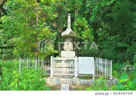 晴れた夏の日の林にたたずむ国指定重要文化財の後鳥羽上皇御影塔9　岡山県倉敷市 92444704