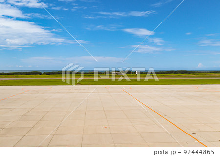 新潟空港　見学・送迎デッキからの風景 (滑走路と日本海) 92444865