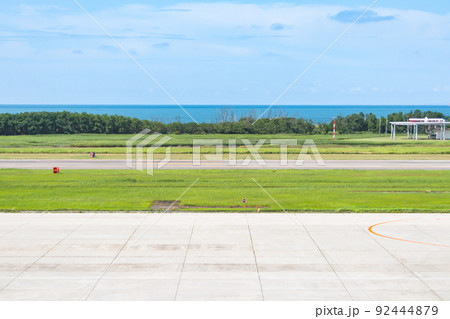 新潟空港　見学・送迎デッキからの風景 (滑走路と日本海) 92444879