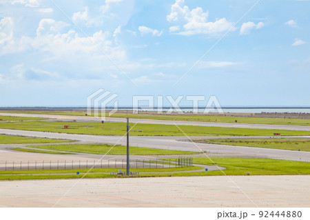 新潟空港　見学・送迎デッキからの風景 (滑走路と日本海) 92444880