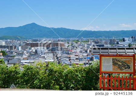 京都 建勲神社からの京都市内と東山の眺望 92445136