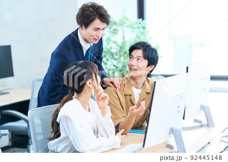 コンピューター　クリエーター　養成　3D 大学生　学生　生徒　若者　グループ　友人 92445148