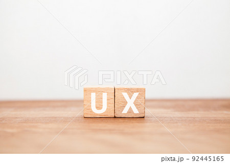 ユーザーエクスペリエンス。UX。木製のブロックに描かれているUXの文字。木製のテーブルの背景。 92445165
