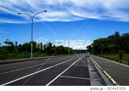 晴天の田舎道と駐車スペース 晴天の田舎道と駐車スペース 92445320
