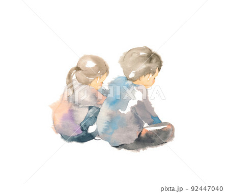 背中を丸めて座る兄妹 92447040