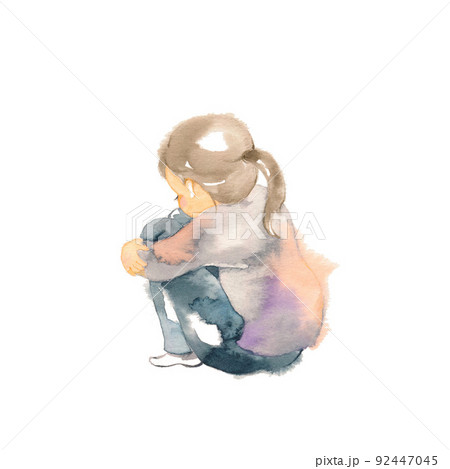 膝を抱えて座る女の子 92447045