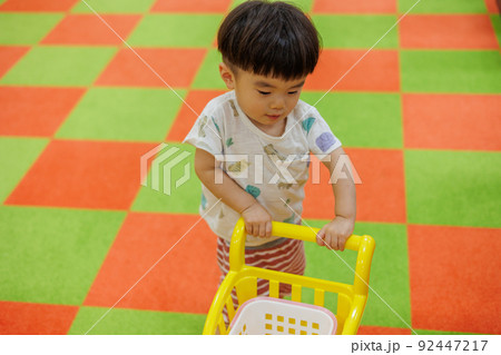 遊具で遊ぶ男の子 遊具で遊ぶ男の子 92447217