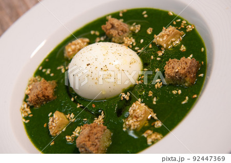RECIPE FOR SOFT-BOILED EGG ON A COULIS OF TETRAGONE, BASIL, SAVORY AND PARSLEY SEASONED WITH 92447369