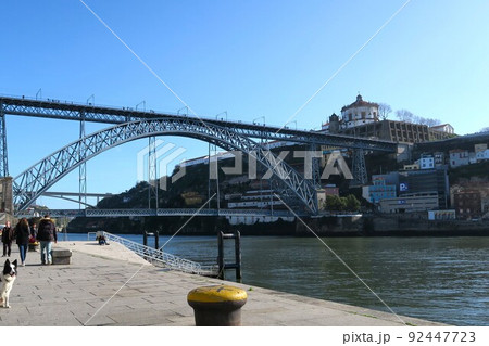 ポルトの街を流れるドウロ川とドン・ルイス1世橋 ポルトの街を流れるドウロ川とドン・ルイス1世橋 92447723