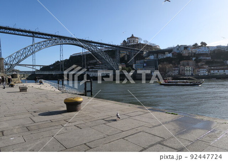 ポルトの街を流れるドウロ川とドン・ルイス1世橋 92447724