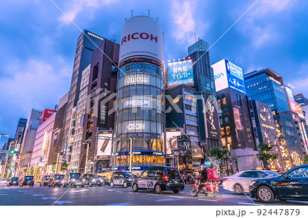 日本の東京都市景観 18万超全国過去最多。悪夢BA.5…東京初3万超。銀座には多くの人出=7月21日 日本の東京都市景観 18万超全国過去最多。悪夢BA.5…東京初3万超。銀座には多くの人出=7月21日 92447879