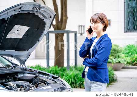 車の故障で電話をするビジネスウーマン 92448641