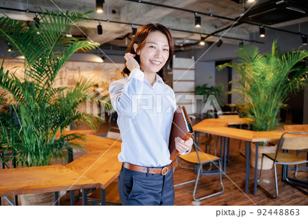 ビジネスシーン　女性 92448863