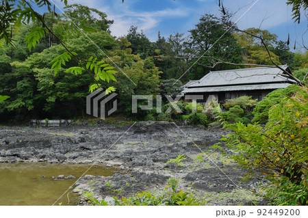 三島市立公園寿楽園内の寿楽館と小浜池（静岡県三島市） 92449200