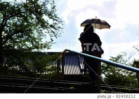 日傘をさす女性　東京 92450212
