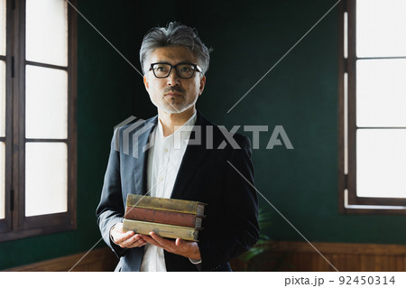 古書を持つグレイヘアの男性 古書を持つグレイヘアの男性 92450314