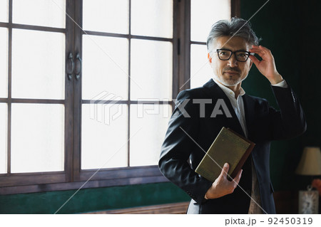 古書を持つグレイヘアの男性 92450319