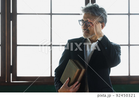 古書を持つグレイヘアの男性 92450321