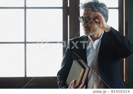 古書を持つグレイヘアの男性 92450324