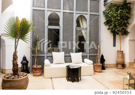 モロッコの街マラケッシュの歴史的なホテルのリヤドの中庭にあるソファー 92450553
