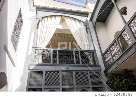 歴史的なモロッコの街マラケッシュの建物、リヤド 92450555