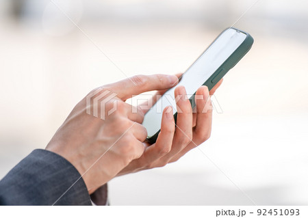 ビジネスマン スマホ 操作 手元 ビジネスマン スマホ 操作 手元 92451093