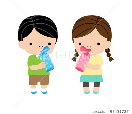 お茶を飲んで水分補給するこども お茶を飲んで水分補給するこども 92451727